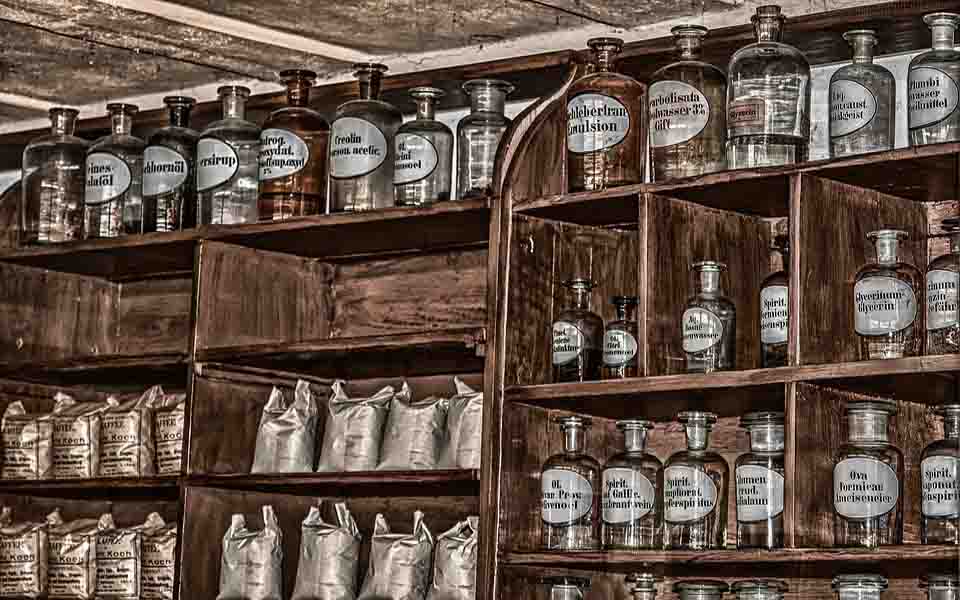 httpspixabay.comzhphotospharmacy-antique-old-chemicals-3377670.jpg