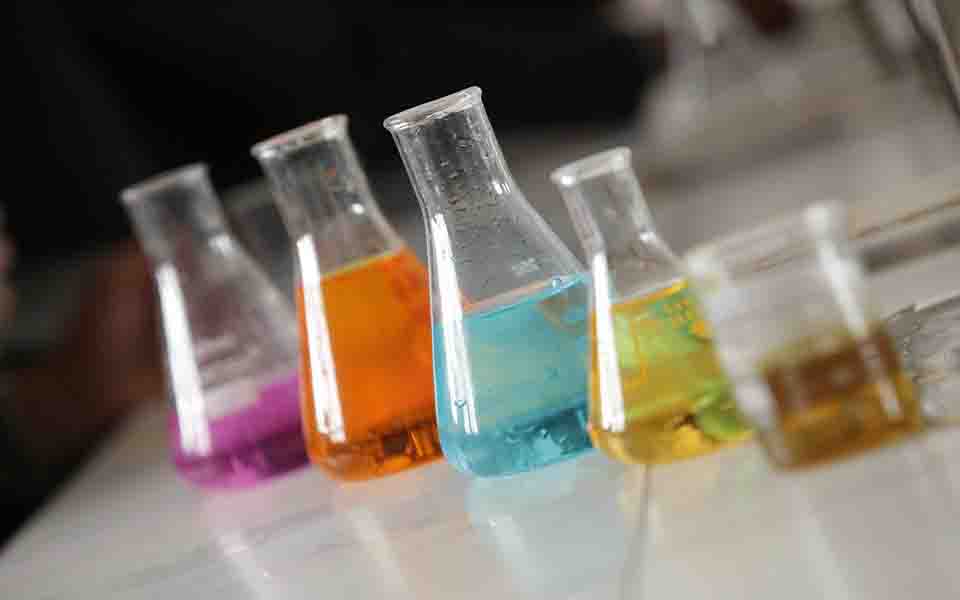 httpspixabay.comzhphotoschemistry-lab-experiment-chemist-3533039.jpg